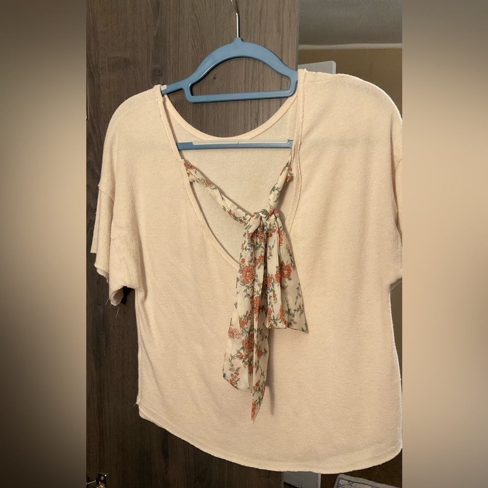Women’s top, super soft, ties in the back-medium